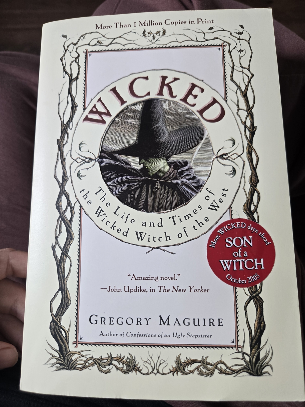 Harper Collins White Paperback Book Wicked First Edition Excellent Condition